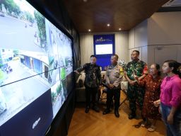 Owner Dahua Experience Store Surabaya, Henky Chandra, menunjukkan keunggulan CCTV Dahua usai pembukaan store, di Surabaya, Jumat (28/2/2025).