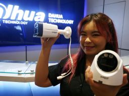 Karyawati menunjukkan dua jenis CCTV di Dahua Experience Store Surabaya