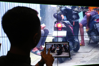 Operator menunjukkan keunggulan CCTV Dahua, di Dahua Experience Store Surabaya.