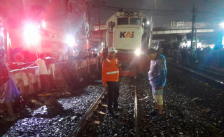 KA Commuter Line Blorasura Berhenti Mendadak Akibat Tertabrak Mobil di Surabaya