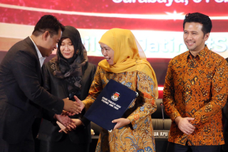 Ketua KPU Jatim Aang Kunaifi (kiri), menyerahkan Salinan Surat Keputusan Penetapan Pasangan Calon Gubernur dan Wakil Gubernur Jawa Timur terpilih pada Pemilihan Serentak Tahun 2024