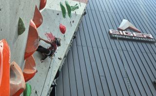 Aksi atlet panjat tebing cilik menaklukkan wall climbing ketika mengikuti mengikuti perlombaan panjat tebing nasional bertajuk The Spider Kids 2025