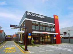 Berlokasi di area strategis, tepatnya di Jl. Kyai H. Wachid Hasyim No.25, Jombatan, McDonald’s Jombang beroperasi 24 jam
