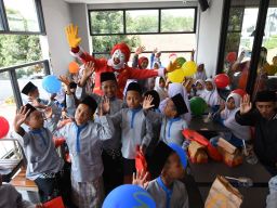 Pembukaan McDonald’s Jombang mengundang lebih dari 90 anak-anak yatim dari panti asuhan setempat untuk merayakan kebersamaan dengan penuh cinta dan kebahagiaan