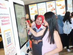 . Inovasi ini dirancang untuk menghemat waktu pelanggan, sehingga mereka tidak perlu lagi mengantre lama. Layanan ini kini tersedia di seluruh restoran McDonald’s Indonesia, termasuk McDonald’s Jombang
