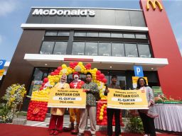 McDonald’s Jombang juga mendonasikan 60 unit Al-Quran untuk Taman Pendidikan Al-Wur’a (TPQ) di Jombang sebagai dukungan dalam pembentukan generasi masa depan yang berkarakter.