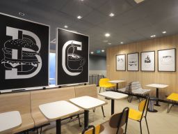 Interior Restoran McDonald’s Jombang. Sejalan dengan misinya untuk menciptakan pengalaman bersantap yang menyenangkan, restoran McDonald’s mengusung konsep modern dengan fokus pada kenyamanan pengunjung