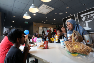 Pelanggan menikmati kelezatan makanan siap saji di McDonald's Jombang. McDonald's Indonesia selalu mengutamakan kualitas produk dan kepuasan konsumen dengan menyajikan menu halal yang memenuhi standar ketat, baik dalam hal kualitas maupun keamanan pangan.
