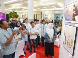 Ketua PFI Surabaya, Suryanto, menjelaskan karya foto yang dipameran ketika menjadi pembicara dalam Workshop Fotografi "Ngonten Ala Jurnalistik", di Atrium Royal Plaza Surabaya