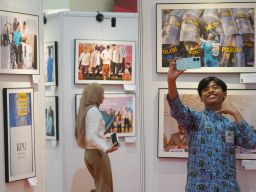 Pelajar swafoto di area pameran foto ketika mengikuti Workshop Fotografi "Ngonten Ala Jurnalistik", di Atrium Royal Plaza Surabaya
