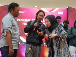 Peserta workshop menunjukkan hasil jepretan ketika Workshop Fotografi "Ngonten Ala Jurnalistik", di Atrium Royal Plaza Surabaya
