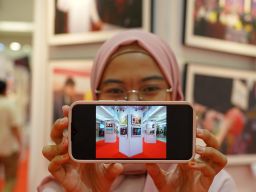 Mahasiswa menunjunjukkan hasil jepretannya ketika mengikuti Workshop Fotografi "Ngonten Ala Jurnalistik", di Atrium Royal Plaza Surabaya