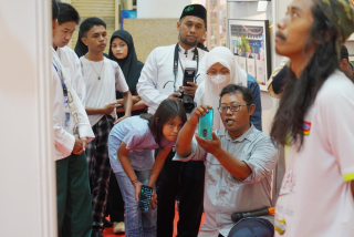Ketua PFI Surabaya, Suryanto, berbagi tips memotret dengan pendekatan jurnalistik