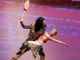 Pertunjukan dimulai dengan menampilkan Moana kecil yang diperankan oleh Farahdhila, murid kelas 5 Premiere School of Ballet