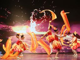 Suguhan tarian yang enerjik, dinamis, dan anggun membuat penonton terpaku selama pertunjukan berlangsung.