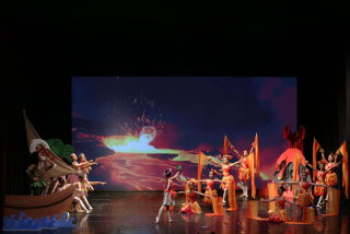 Murid Premiere School of Ballet tampil dalam pertunjukan tari "Moana" di Gedung Cak Durasim, Surabaya, Sabtu (01/2/2025).