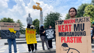 ECOTON dan Komunitas Lingkungan Gelar Aksi 'Puasa Plastik Sekali Pakai' di Surabaya