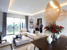 Direktur Marketing Intiland Wilayah Surabaya, Harto Laksono, bersama Pimpinan Proyek Tierra Residence, Ilyas Wuntoro, berada di dalam unit Tierra Residence