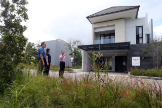 Direktur Marketing Intiland Wilayah Surabaya, Harto Laksono, bersama Pimpinan Proyek Tierra Residence, Ilyas Wuntoro, meninjau rumah contoh seharga Rp6 miliar di kawasan superblok modern Tierra, Surabaya Barat