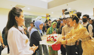 Kedatangan Gubernur Khofifah ke Maluku Utara Disambut Hangat Gubernur Sherly Laos