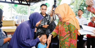 Gubernur Khofifah Bagikan 200 Paket Sembako untuk Masyarakat Kurang Mampu di Sekitar Gedung Grahadi