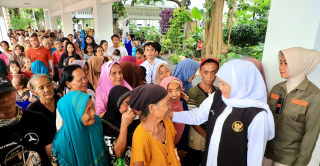 Gubernur Khofifah Berbagi 1500 Paket Sembako dan Zakat Mal pada Warga Sekitar Kantor Gubernur Jatim