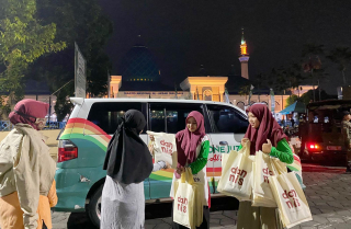 Jelang Idulfitri, OWOJ dan Dannis Bagikan Ribuan Bingkisan Lebaran