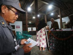 Meski menghadapi keterbatasan fisik, Sumardiyah tak mau ketinggalan untuk berpartisipasi dalam menentukan masa depan Kabupaten Magetan.