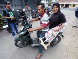 Sumardiyah, seorang penyandang disabilitas, hadir dengan semangat tinggi untuk menggunakan hak pilihnya. Usai menggunakan hak pilihnya di PSU Magetan, ia langsung dijemput suaminya.