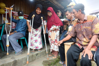 Sumardiyah mendapat prioritas dalam menggunakan hak pilihnya dalam Pemungutan Suara Ulang Magetan. Warga dengan sigap memaandu dan mempersilahkan Sumardiyah untuk mencoblos.