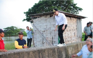 Bikin Warga Jantungan, Inilah Momen Wagub Emil Dardak Naik Tanggul Proteksi Banjir di Gresik