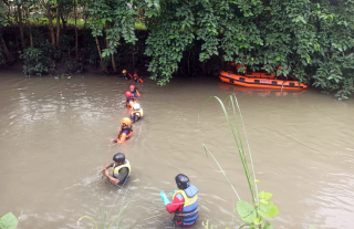 Tragis! Anak 12 Tahun Hanyut di Sungai Pondok Jati Sidoarjo