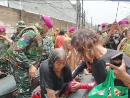 Prajurit Korps Marinir TNI AL beserta alat utama sistem senjata (alutsista) untuk membantu evakuasi warga terdampak banjir di Jakarta, Bekasi, Bogor, dan sekitarnya