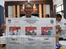 Petugas KPU Kota Magetan dengan Bawaslu Kota Magetan melakukan persiapan jelang PSU dengan pengecekan kotak suara, surat suara dan logistik lainnya di Media Center KPU Kota Magetan