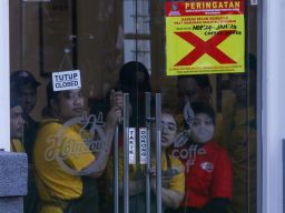 Pekerja bersembunyi di salah satu Rumah Hiburan Malam (RHU) saat aksi tolak RUU TNI memanas di Surabaya