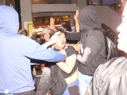 Seorang demonstran bentrok  ketika aksi tolak RUU TNI di Surabaya