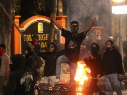 Demonstran menantang aparat ketika aksi tolak RUU TNI di Surabaya