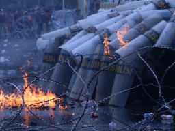 Lemoaran bom molotov mengenai aparat ketika menjaga aksi tolak RUU TNI di Surabaya