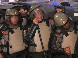 Ekspresi aparat kepolisian saat mengamankan aksi tolak RUU TNI di Surabaya