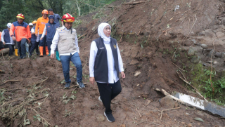 Gubernur Khofifah Meninjau Lokasi Terjadinya Bencana Tanah Longsor di Jalur Cangar-Pacet