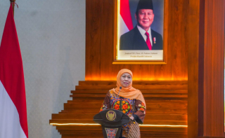 Gubernur Khofifah Dinobatkan Sebagai Tokoh Ekonomi Regional dalam PWI Jatim Award 2025