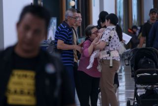 Calon penumpang berpamitan dengan keluarga di Bandara Internasional Juanda, di Surabaya