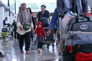 Kepadatan penumpang di Bandara Internasional Juanda, di Surabaya, Jawa Timur.