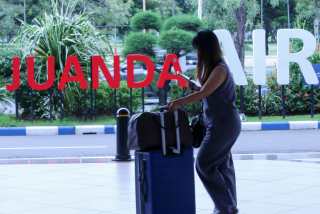Calon penumpang melintas di Bandara Internasional Juanda, di Surabaya, Jawa Timur