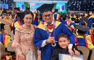 Dari Sidang ke Kampus, Perjalanan Inspiratif Dimas Yemahura Menembus Tantangan Ganda