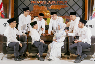 Komisioner KPU Provinsi Jawa Timur Periode 2024-2029 foto bersama di kantor KPU Jatim