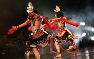 Topeng untuk Dunia: Disbudpar Jatim dan Sanggar Asmorobangun Pentaskan “Panji Laras” di Malang