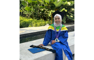 Tumor dan Tantangan Tak Menghalangi Langkah Anak Tukang Becak Ini Meraih Puncak Akademik