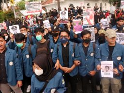 Aksi Aksi May Day 2025 Surabaya ini diikuti oleh mahasiswa dari berbagai universitas