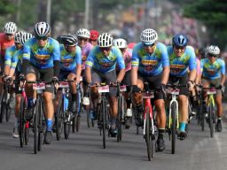 Total ada hampir 1.500 pesepeda yang berdatangan ke Surabaya untuk mengikuti event yang mengajak pesertanya gowes sejauh 94,5 km menuju Puncak Wonokitri di kawasan Gunung Bromo.
